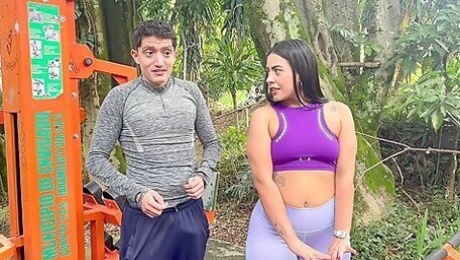 Colombiana Convence A Nerd Boy En Un Parque De Follar En Su Casa, Su Hijastro Los Descubre!