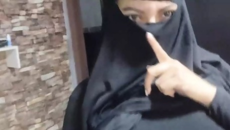 Real Sexy Amateur Muslim Arabian MILF Masturbates Squirting Fluid Gushy Pussy To Orgasm HARD In Niqab